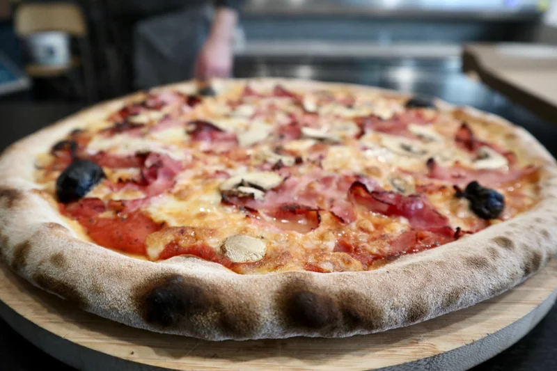 Crosta di pizza dorata e alveolata